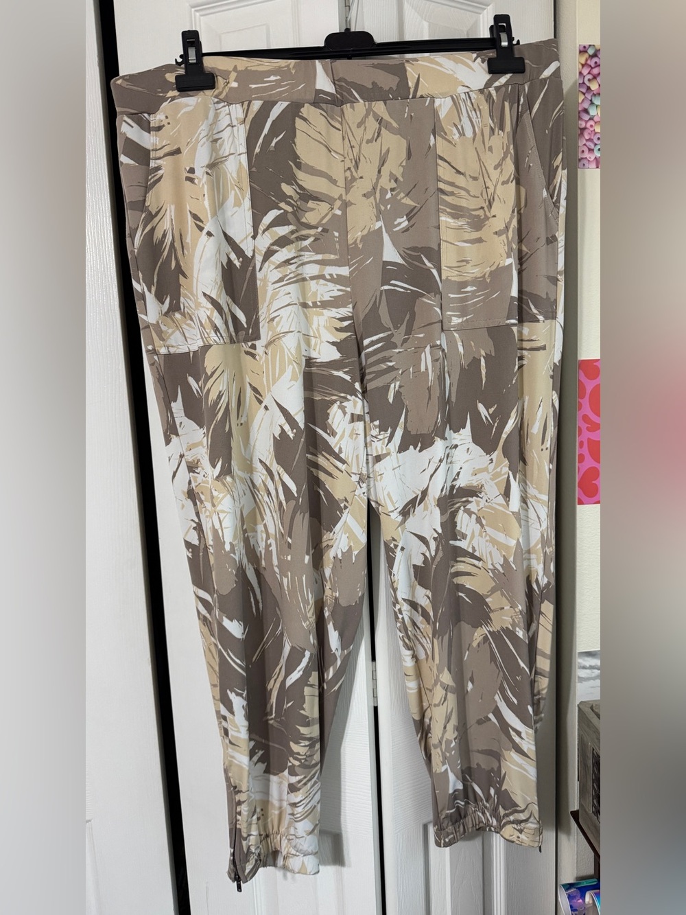 Beige & White Palm Print Wide-Leg Pants